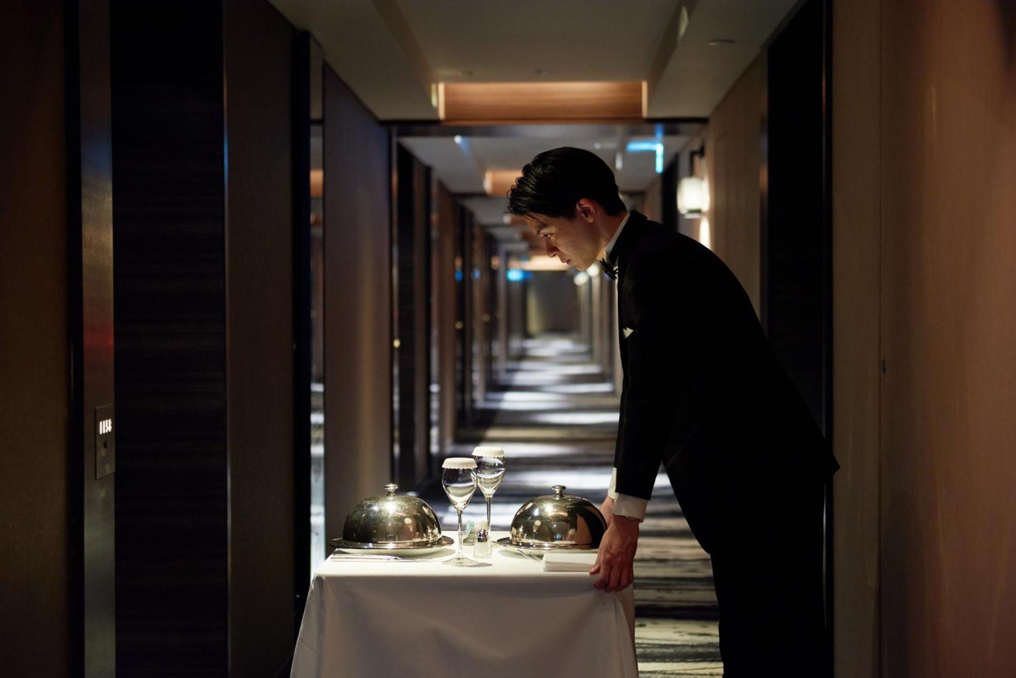 Hotel New Otani Tokyo The Main Экстерьер фото A room service attendant at the Mandarin Oriental, Tokyo
