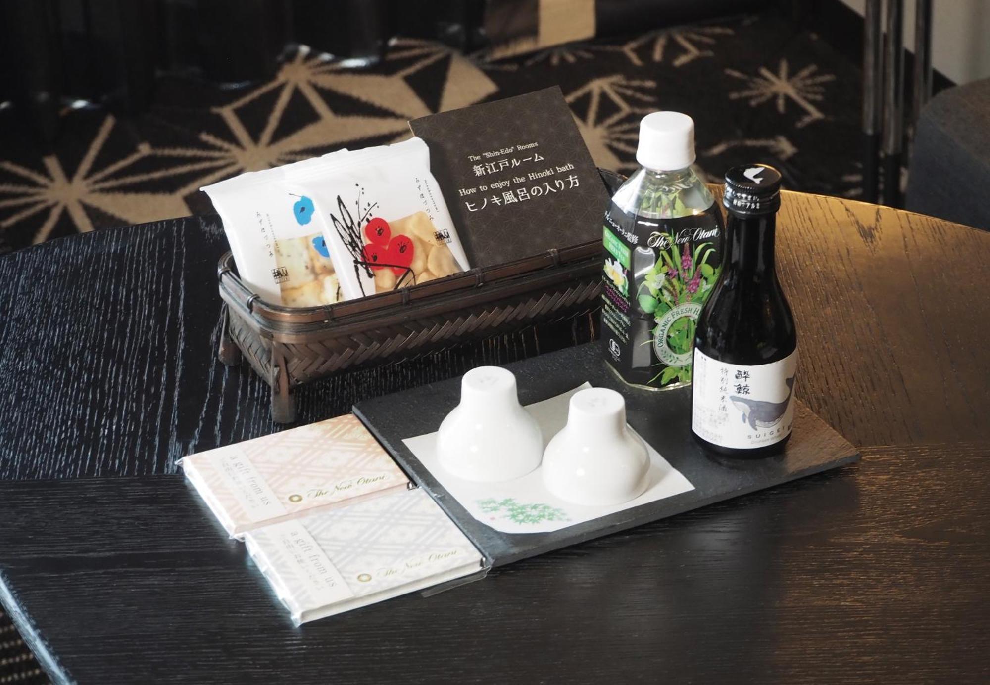 Hotel New Otani Tokyo The Main Экстерьер фото A set of condiments at a restaurant