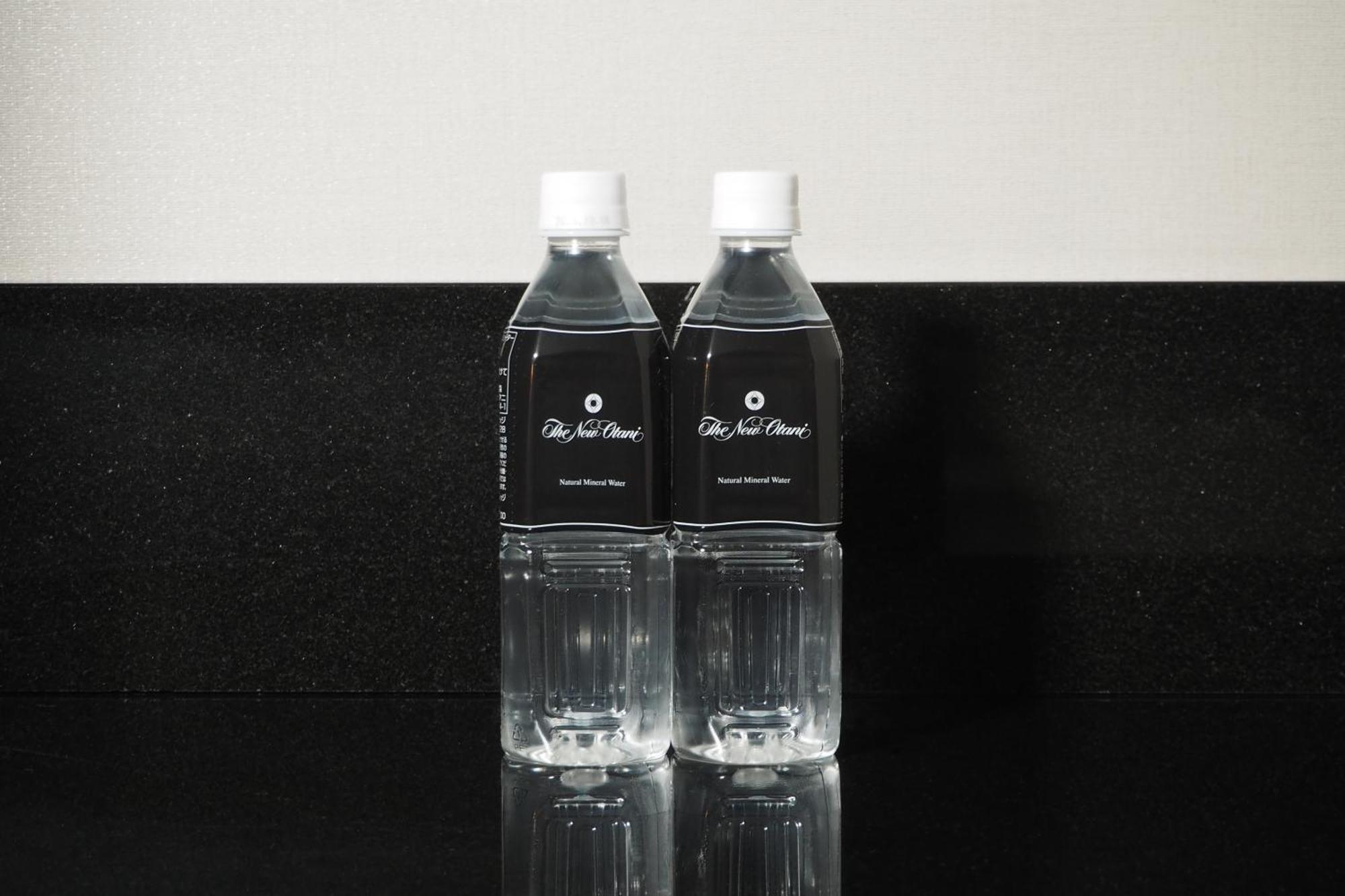 Hotel New Otani Tokyo The Main Экстерьер фото Bottled water