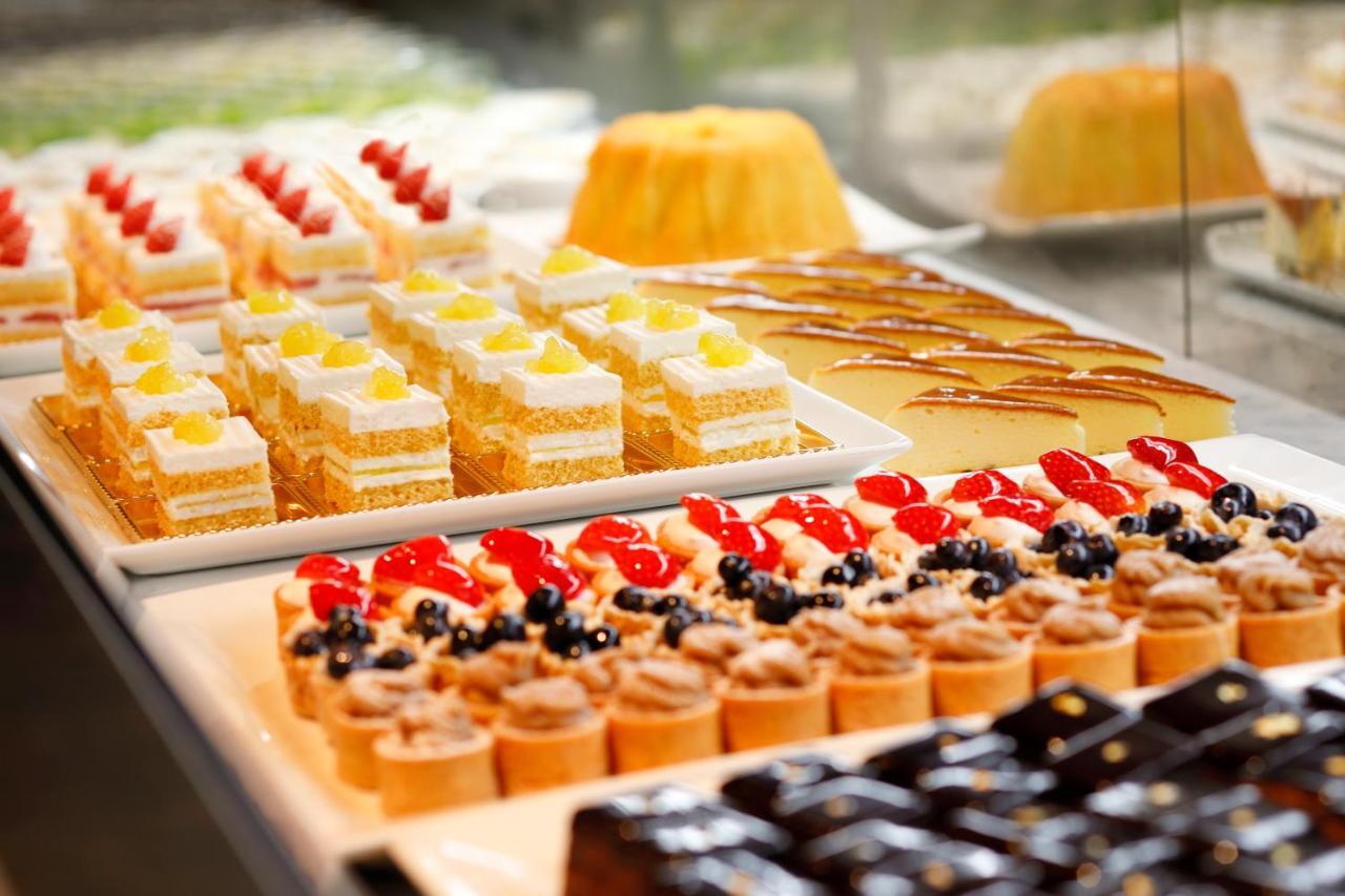 Hotel New Otani Tokyo The Main Экстерьер фото A display of petit fours